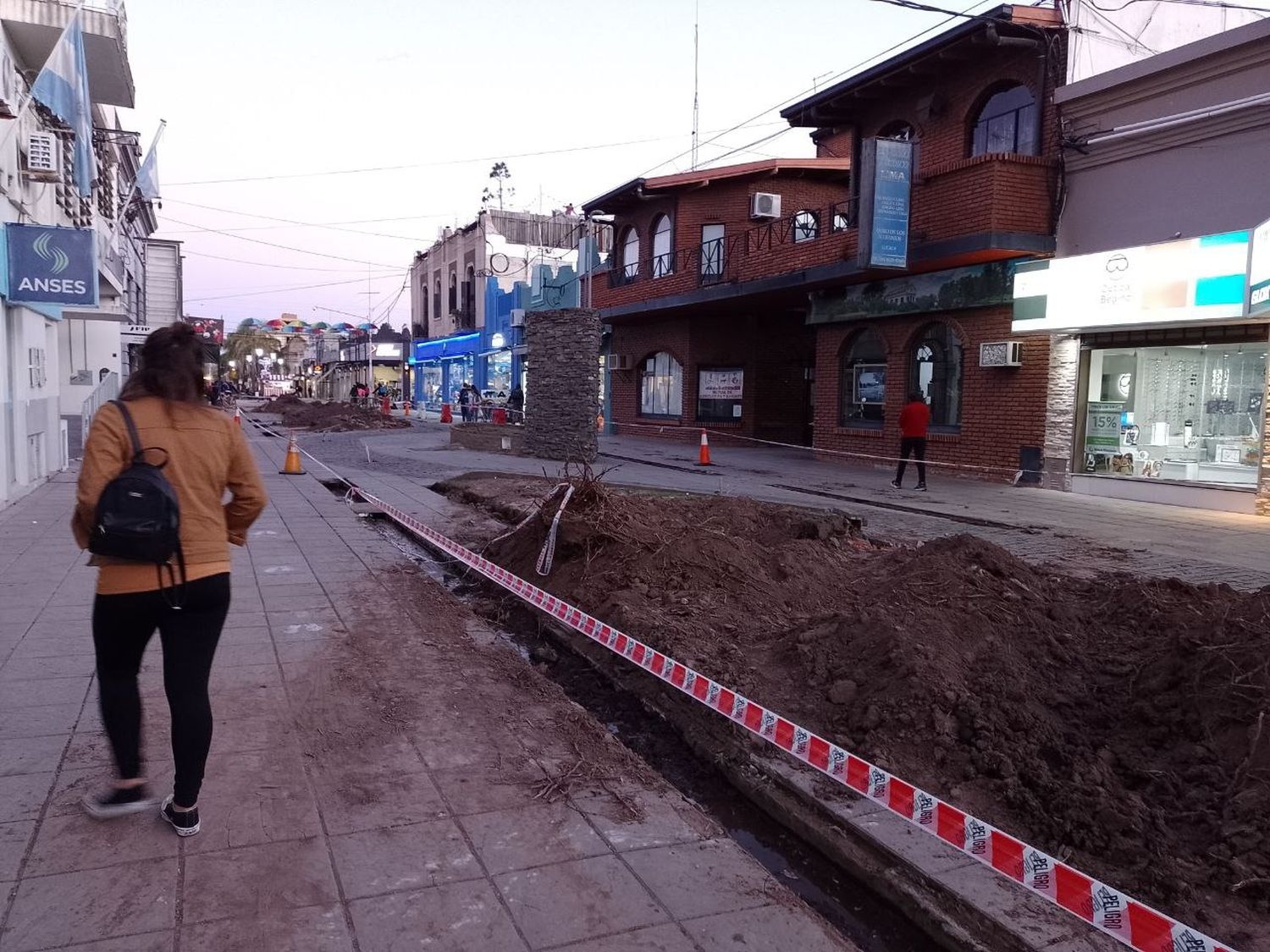 Comenzaron a levantar la peatonal para habilitar el tránsito de vehículos