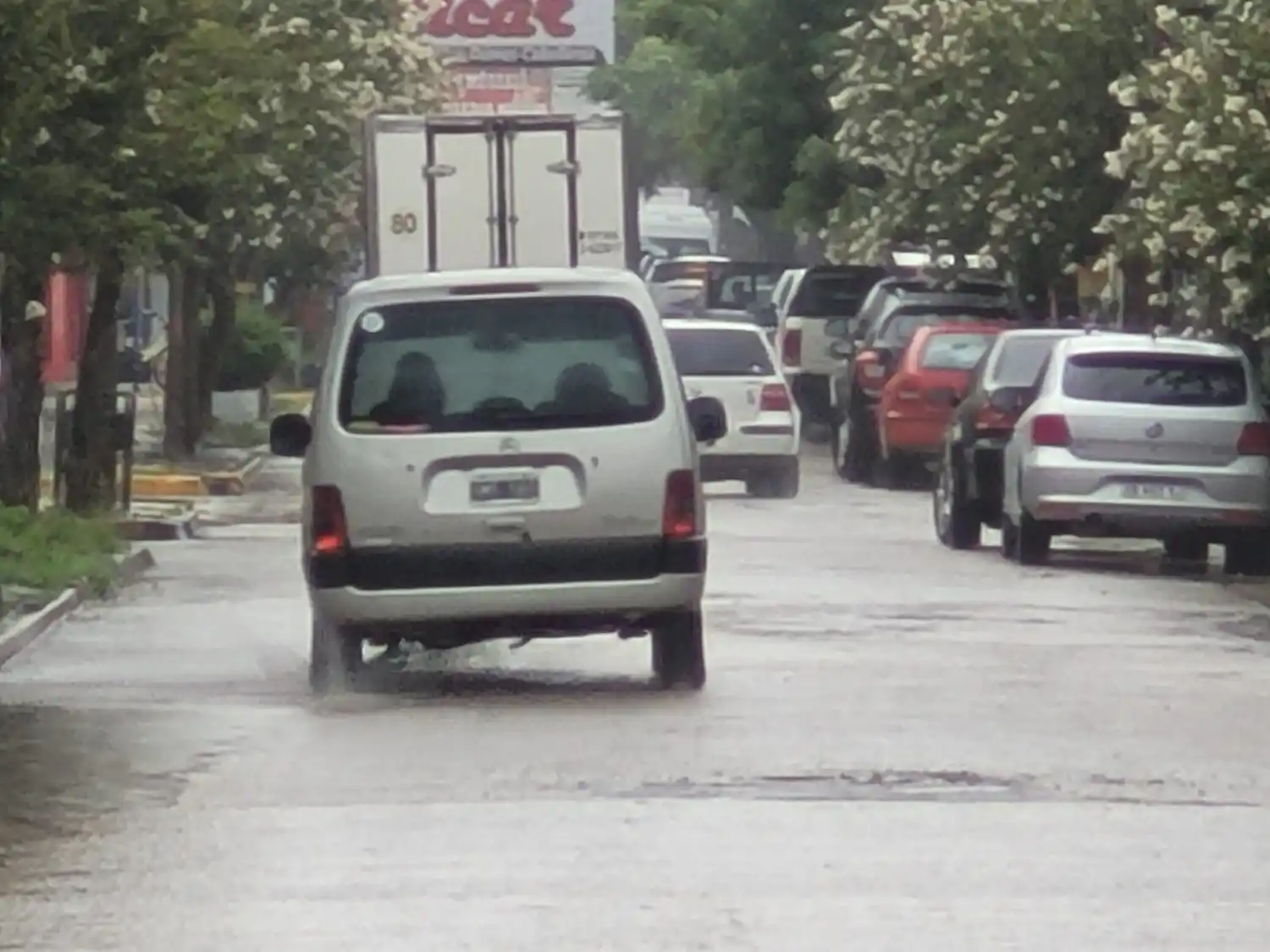 Vecinos de distintos barrios reportan inconvenientes en el suministro y en La Tosquera se cortó un cable.