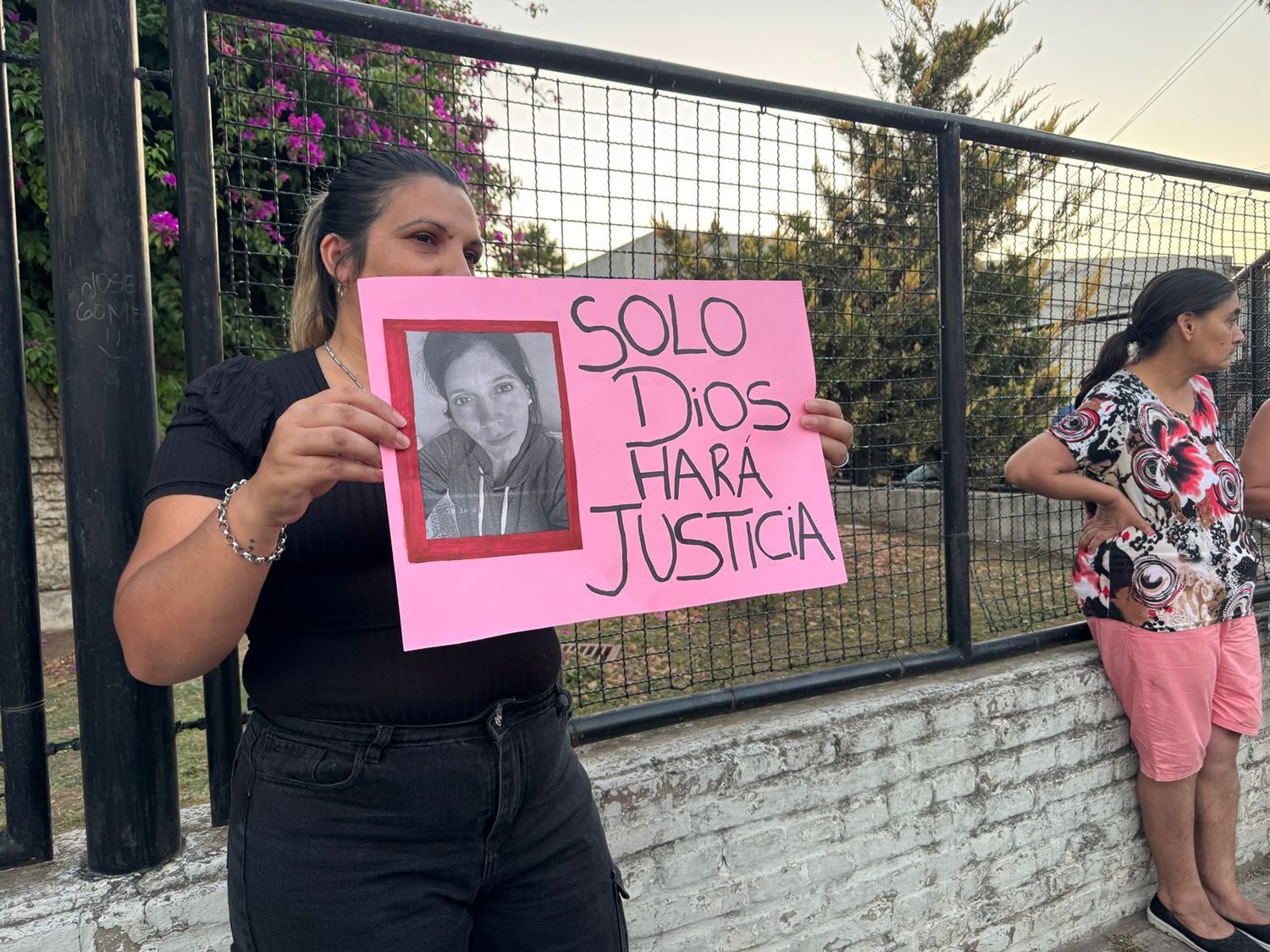 yael pancarta protesta hospital