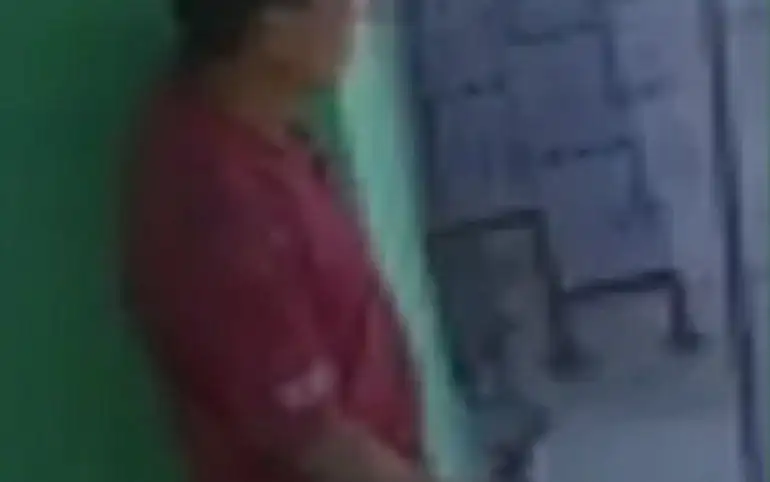 Se masturbó frente a una niña que jugaba en el patio de su casa: acordó 10 meses de prisión condicional