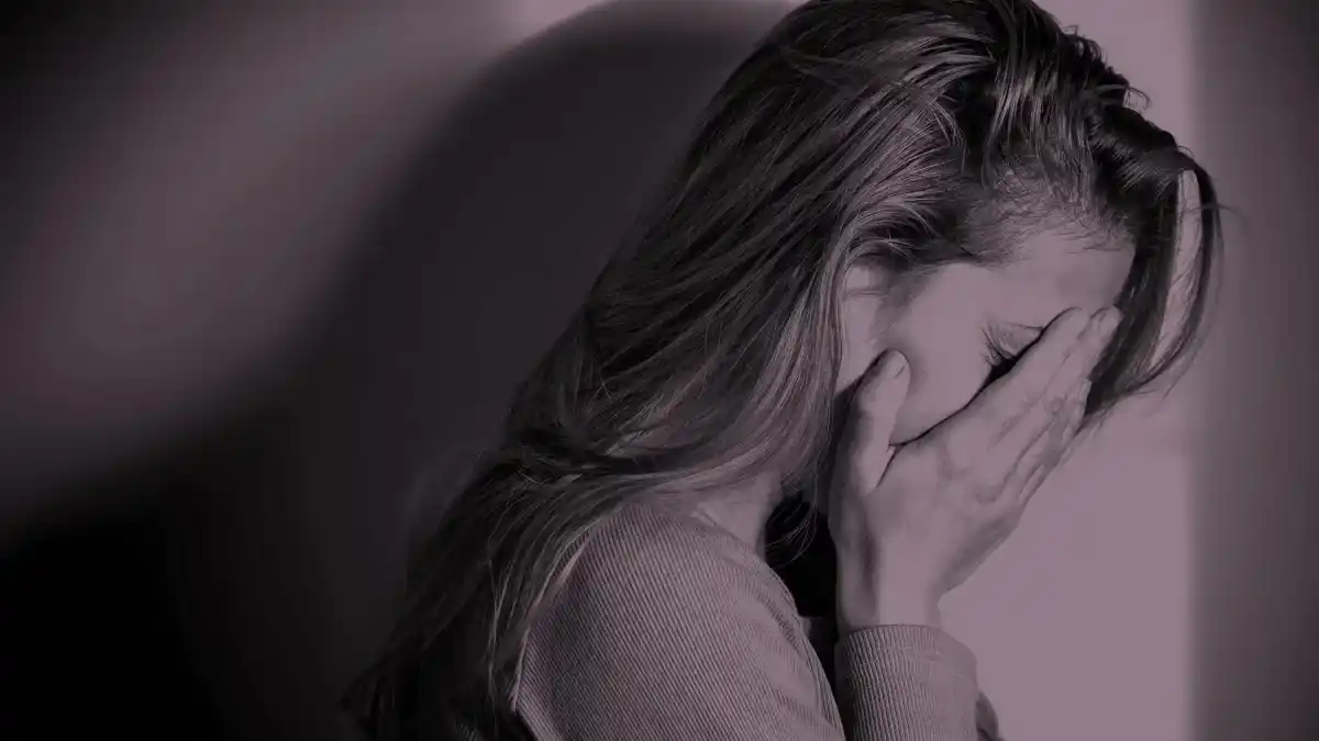 Al hombre de iniciales RAC se le atribuyó la autoría de abuso sexual con acceso carnal calificado (por el grave daño en la salud mental de la víctima) y promoción y facilitamiento de la corrupción de menores.