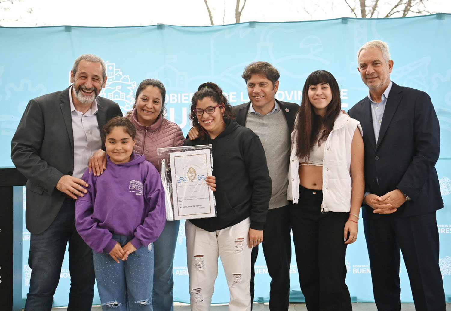 Kicillof de recorrida: inauguró el Natatorio Municipal de Gonzales Chaves y entregó escrituras en Laprida