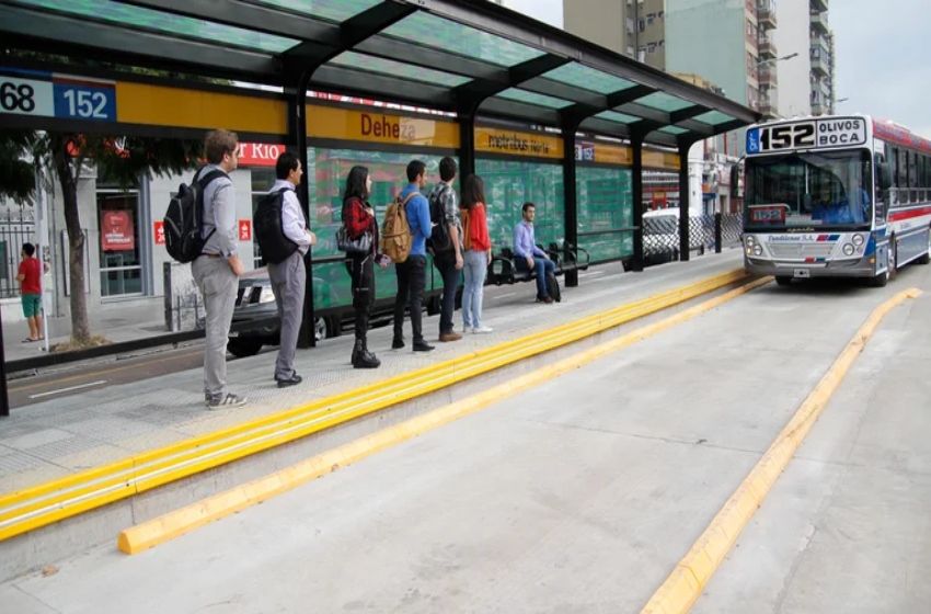 El gobierno bonaerense abonó los subsidios que reclamaban las empresas y aguarda que levanten el paro de colectivos en el AMBA