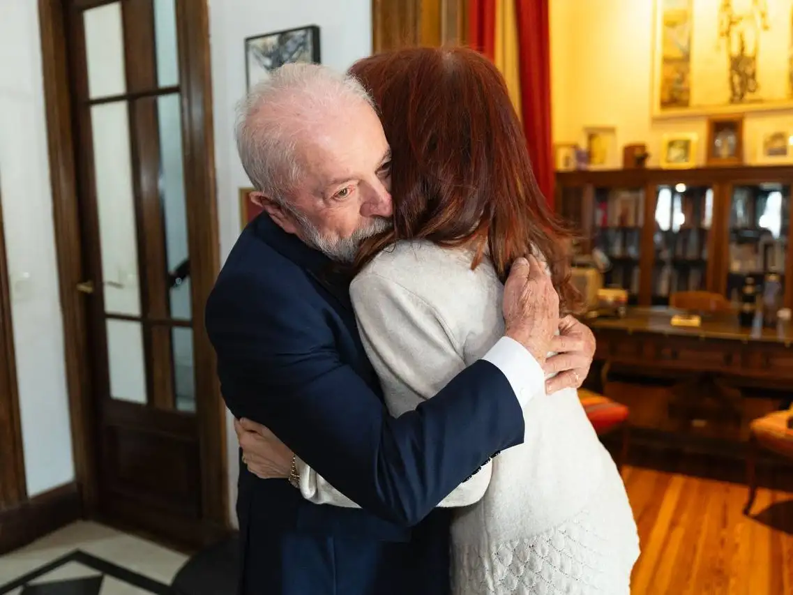 El abrazo de los referentes políticos durante la reunión.