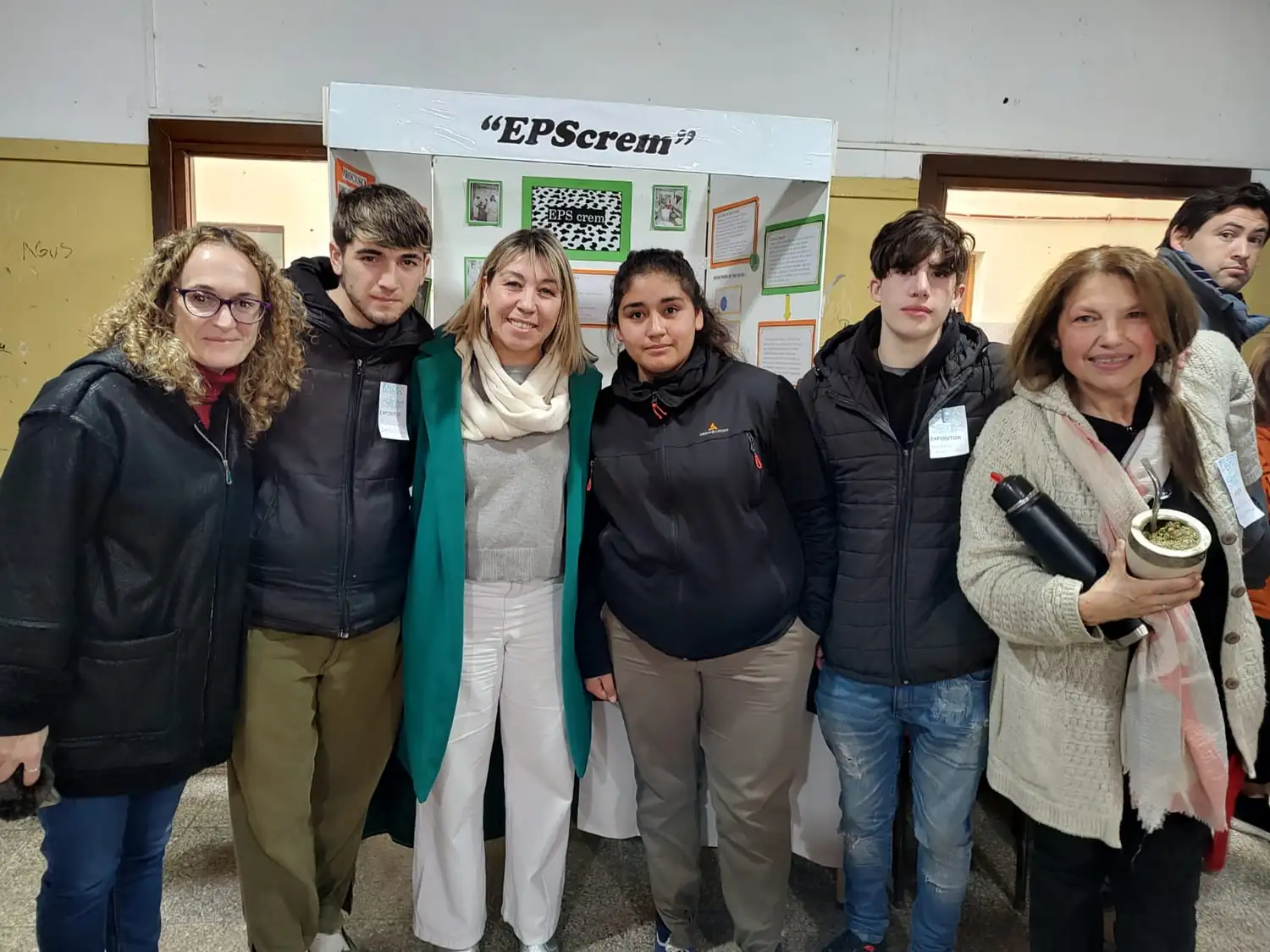 Los tres estudiantes que asistieron a la feria, acompañados por la Jefa de Inspección Distrital de Educación, Florencia Mena.