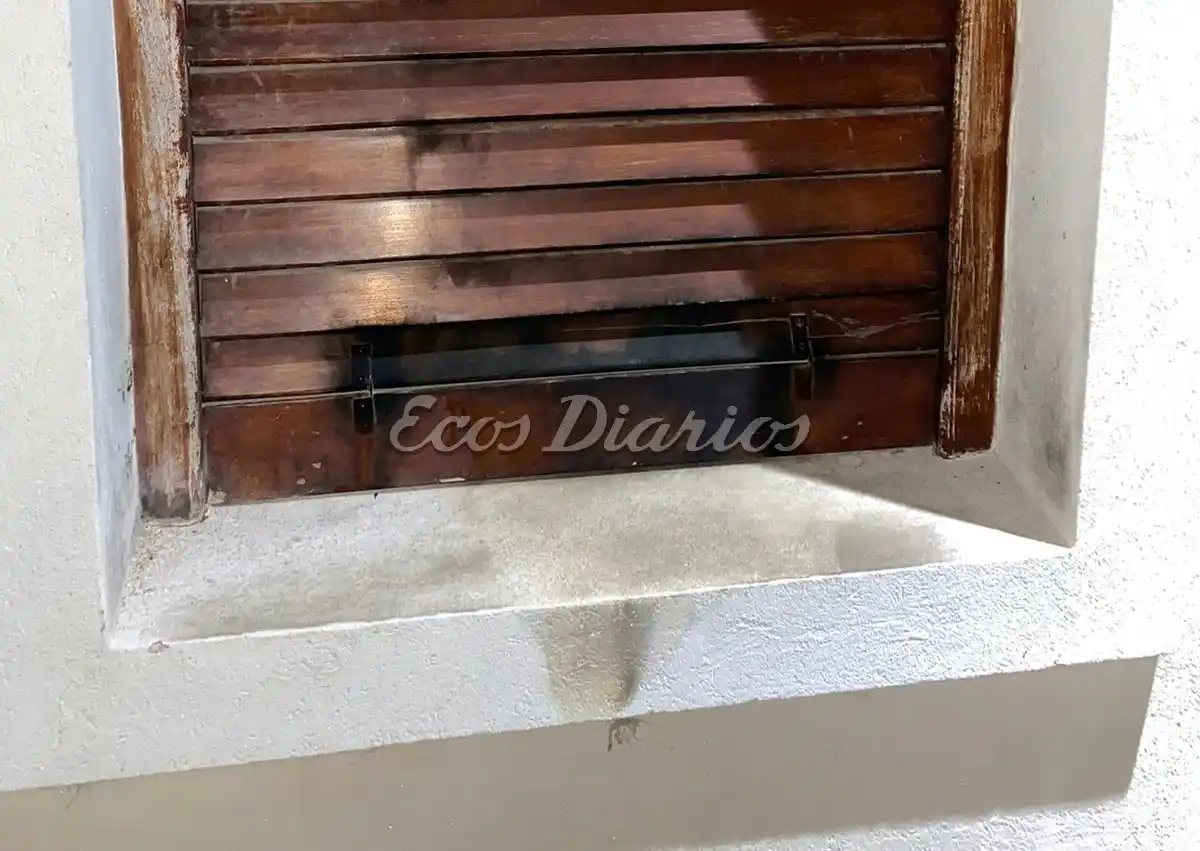 Daños a la vista. Provocados en una de las ventanas de la casa situada en Quequén
