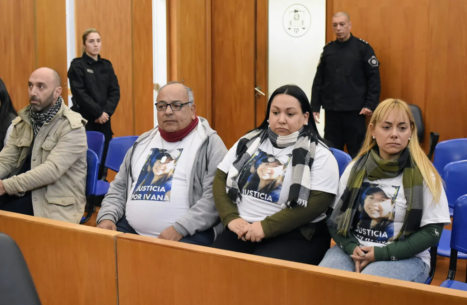 Familia de Ivana Garcilazo en la audiencia preliminar al juicio.