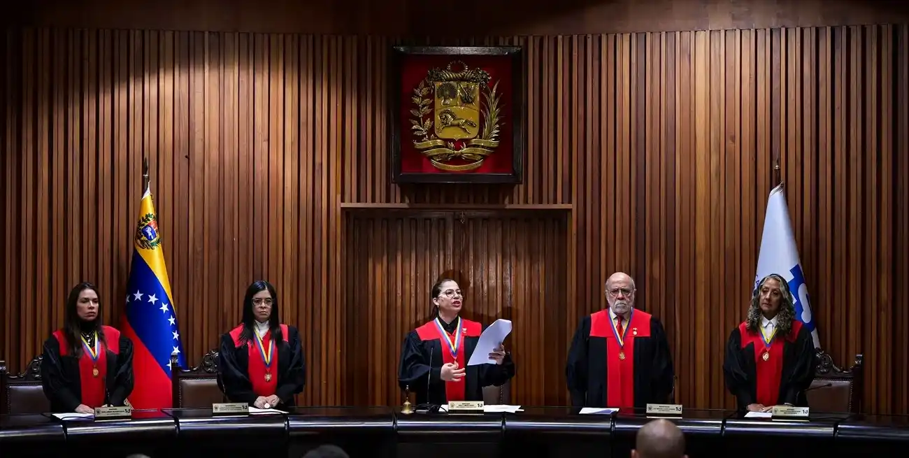 La presidenta de la Sala Constitucional del TSJ, lee un comunicado imponiendo una multa a TikTok en Caracas. Crédito: REUTERS.