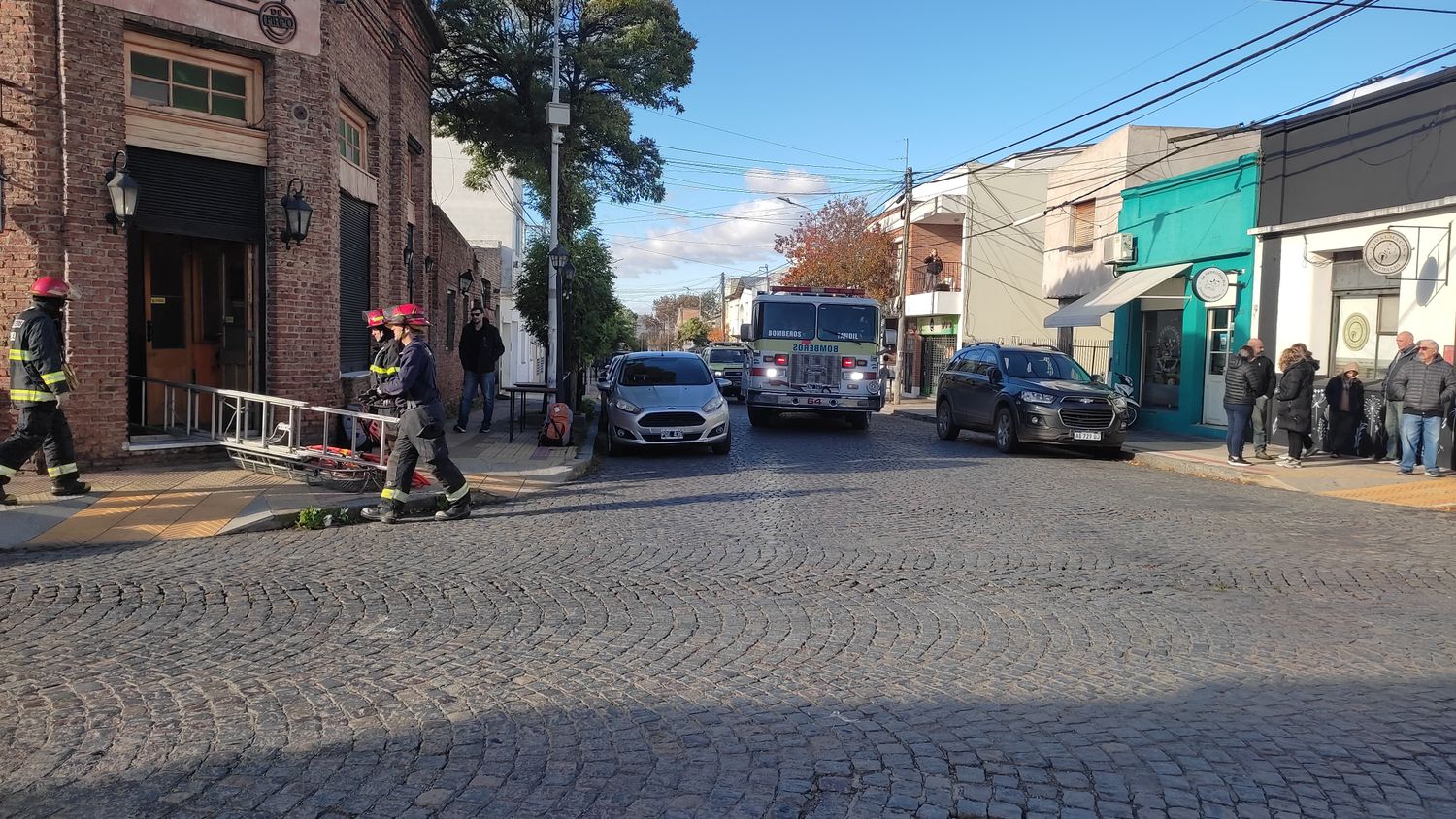 Los bomberos lograron rescatar al hombre mediante un sistema de poleas y una camilla aérea.