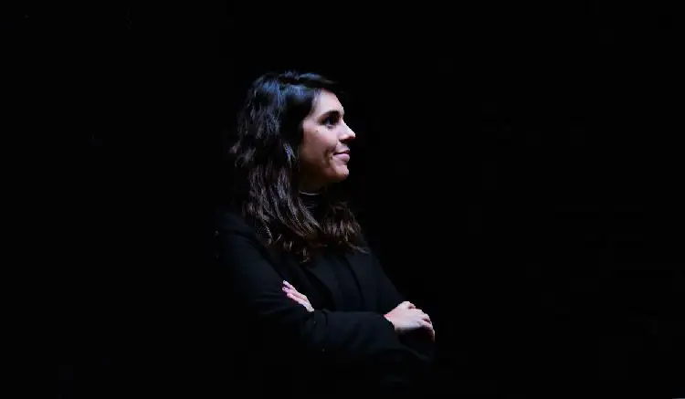 Julieta Moro, arquitecta de San Justo, de perfil en un fondo negro