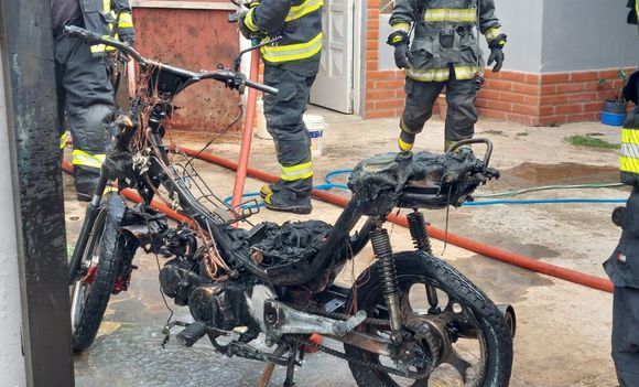 Bomberos sofocó incendio en el garaje de una vivienda de Don Segundo Sombra 580