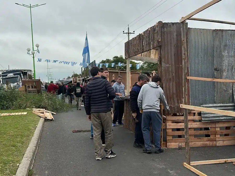 Con el armado de los stands, el Corsódromo comienza a palpitar la gran fiesta patria del 25 de Mayo