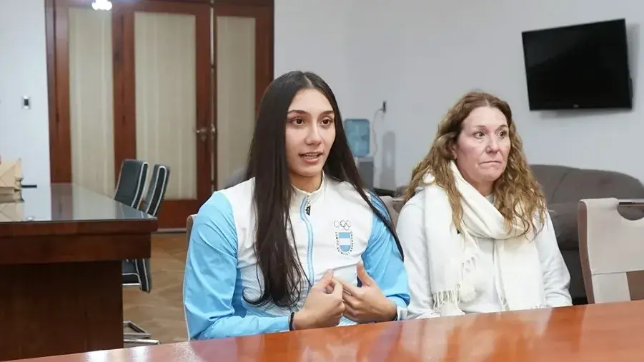 La nadadora Guadalupe Angiolini fue recibida junto a su mamá por el Intendente Arturo Rojas