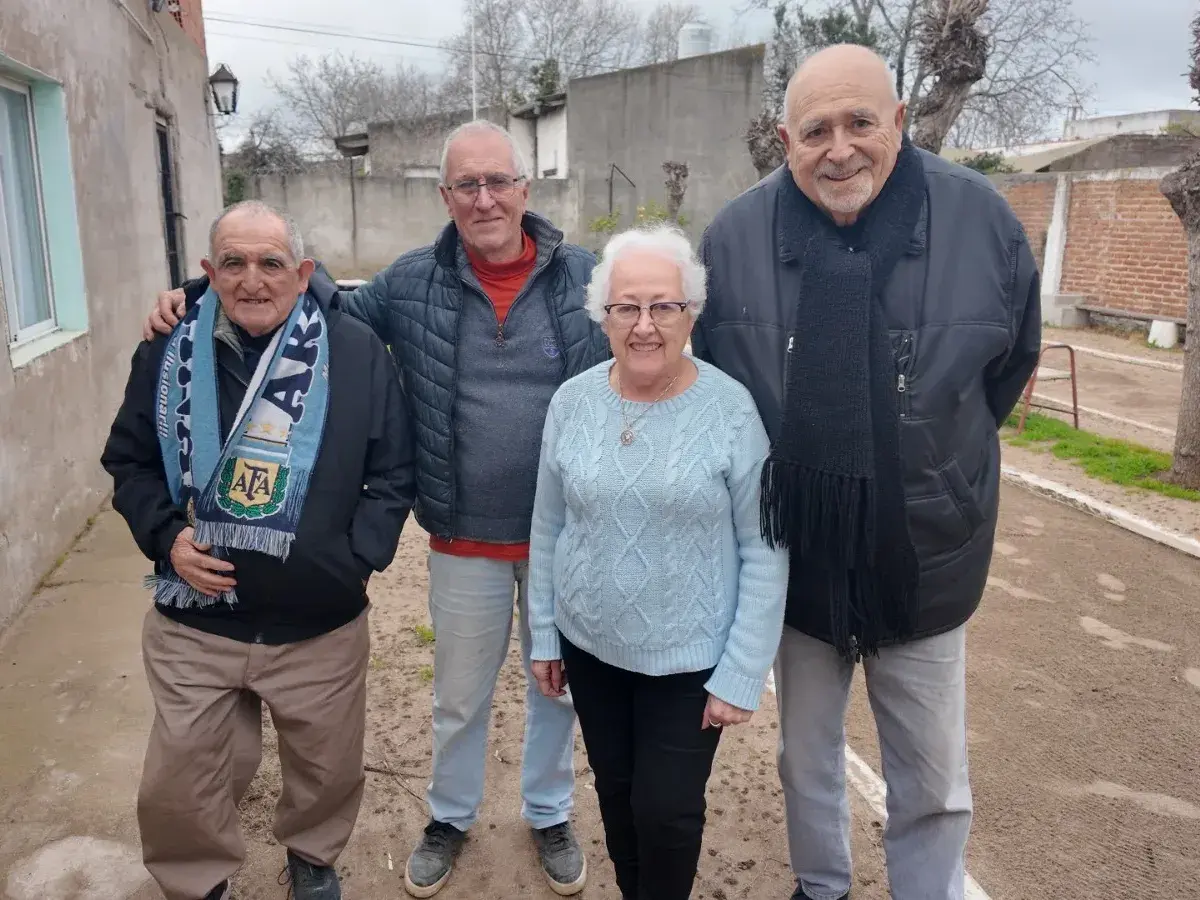 Carlos Maceiro, vocal, Osvalo Castro, vicepresidente, Mabel Deagustini, presidenta, y Carlos Etcheverry, tesorero.