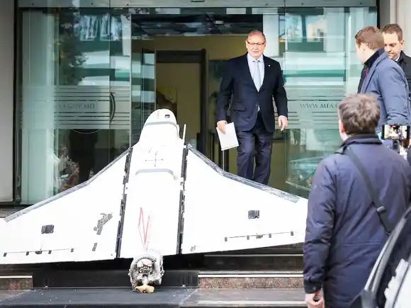 Moldavia exhibió un dron ruso caído tras la violación de su espacio aéreo y convocó al embajador de Moscú