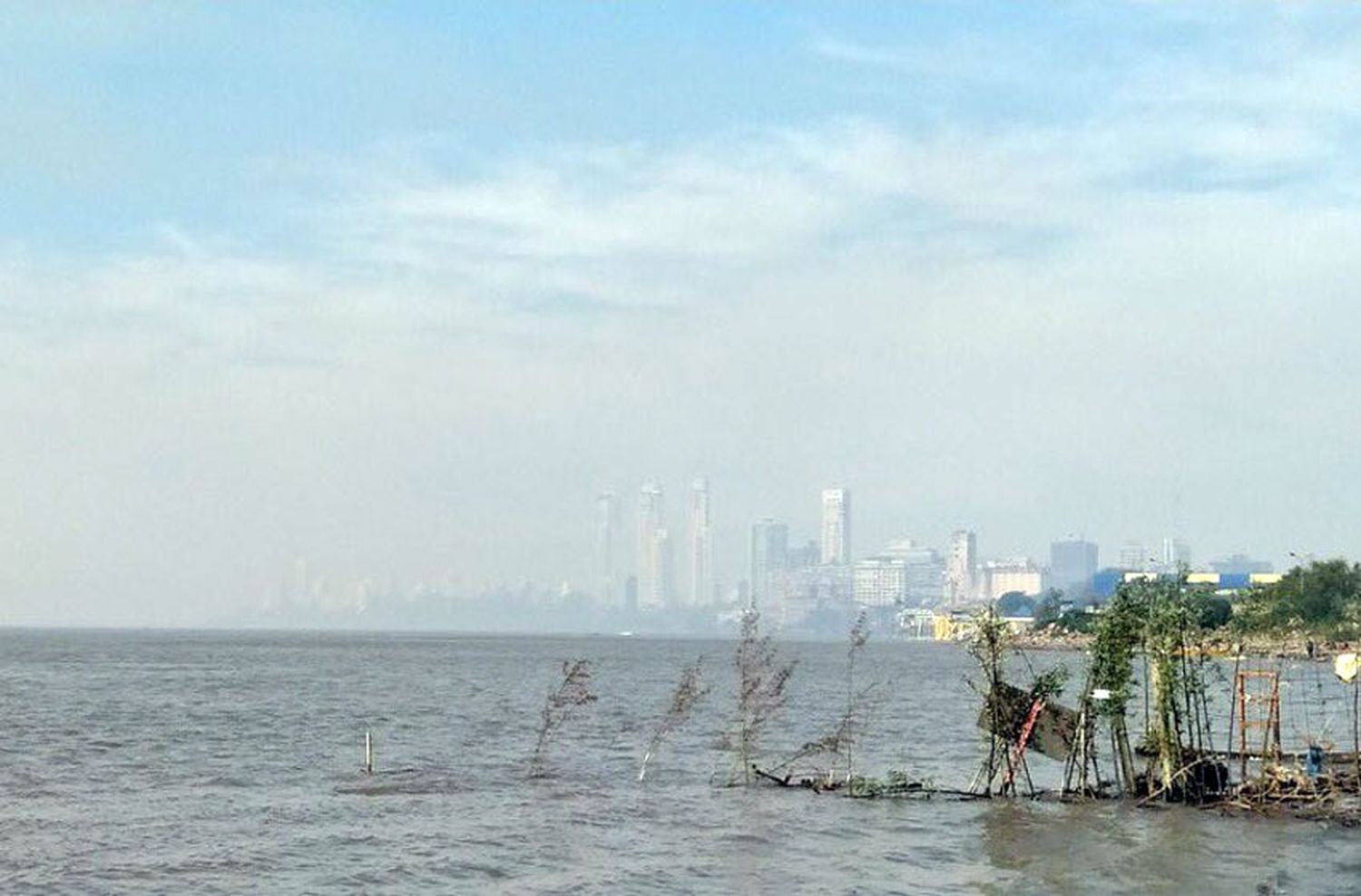 Rosario irrespirable: el viento del este trajo el humo a la ciudad y el alivio podría llegar con las lluvias