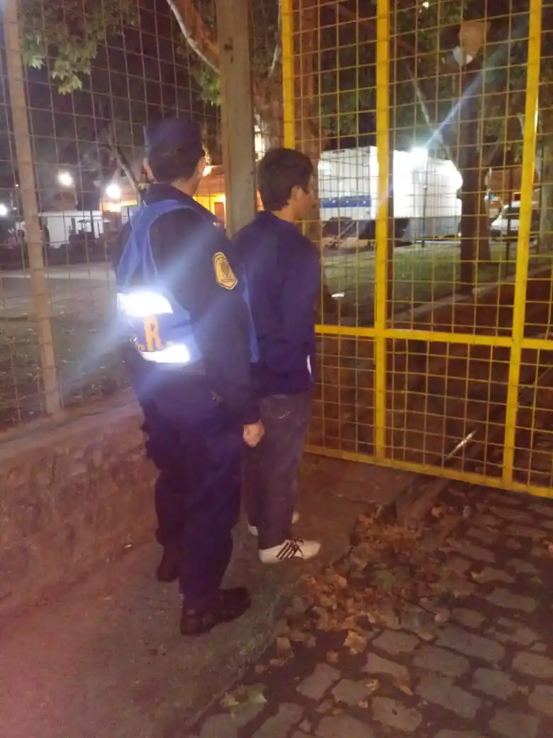 Robó una cartera en una tribuna del carnaval, pero lo vieron y lo atraparon