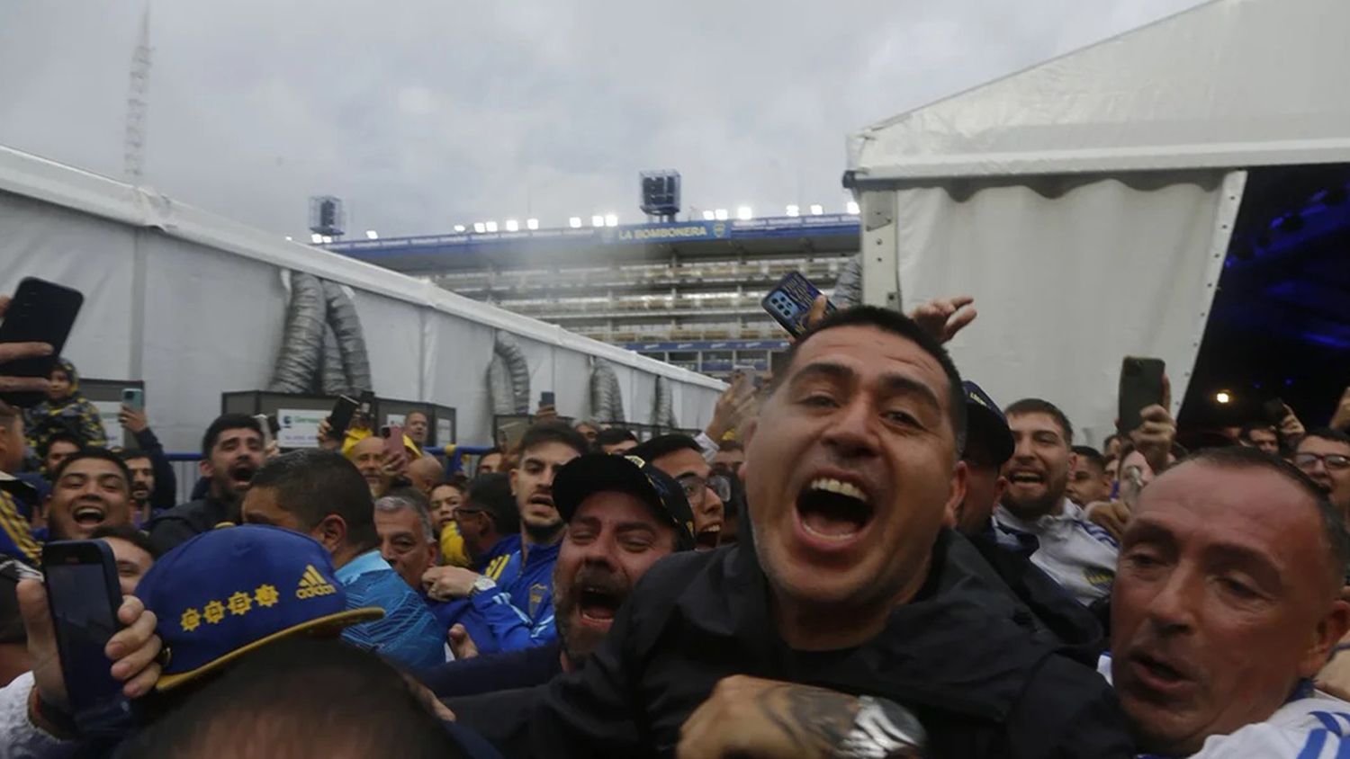 Riquelme salió acompañado por una multitud de hinchas