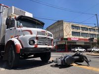 Choque entre un camión y una moto en España y 14 de Julio