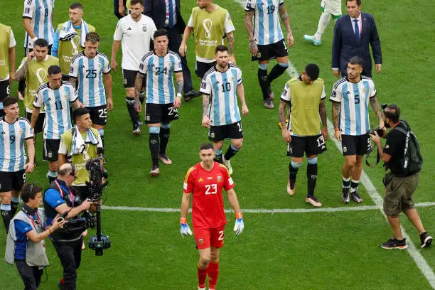 La retirada del equipo argentino tras la derrota.