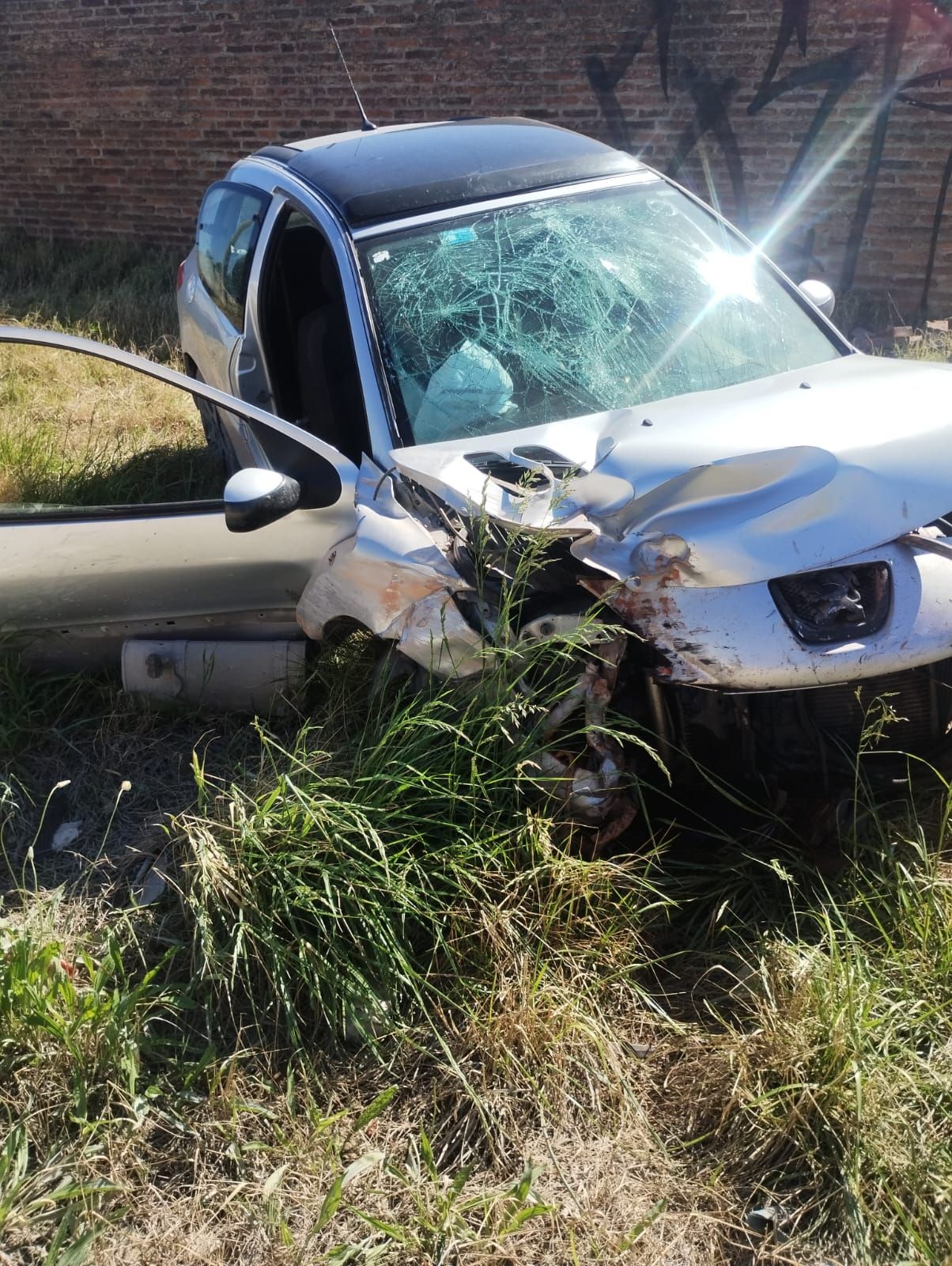 Ocurrió esta mañana: Un vehículo atravesó un paredón