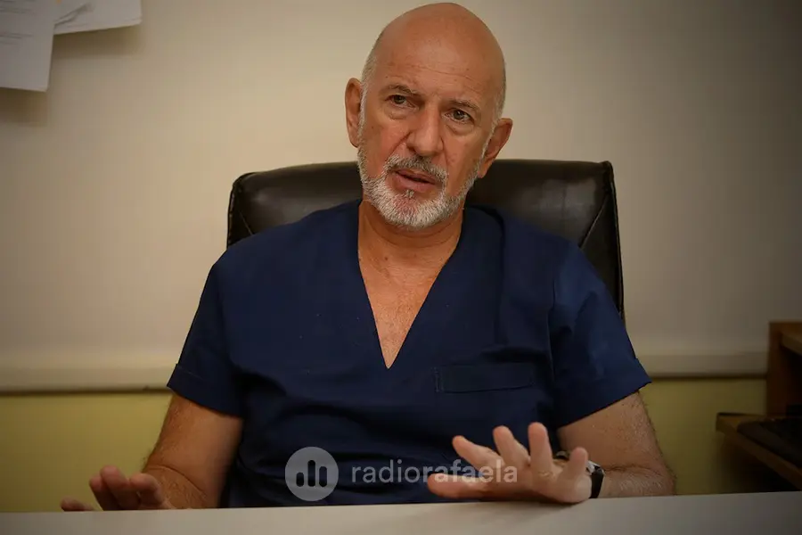 El Dr. Sosa, en su consultorio. Foto: Giovanni Sacchetto.