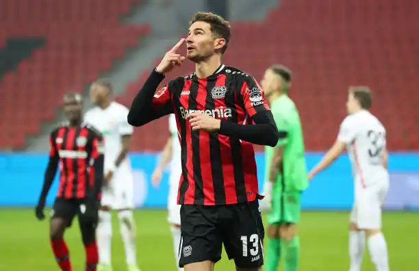 Alario se queda en Alemania