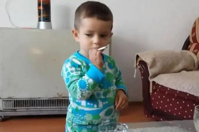 Video causa indignación: Nene fuma alentado por sus padres