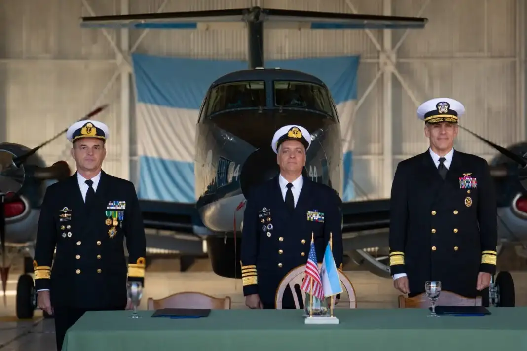 El contraalmirante Carlos Sardiello y el Almirante Juan Carlos Romay firmaron recientemente una Carta de Intención.