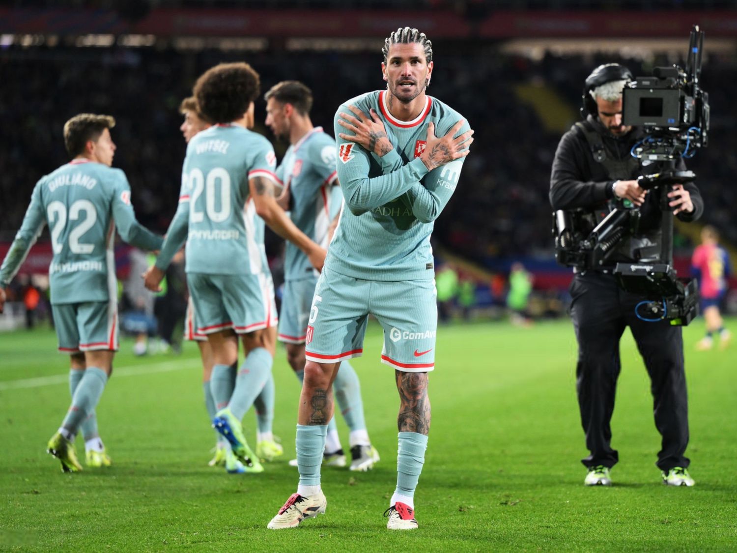 Atlético Madrid lo ganó en el final y es único puntero