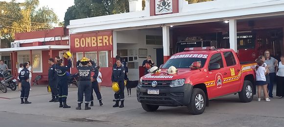 Temporal en Bahía Blanca: bomberos descargaron las donaciones sampedrinas en el cuartel de General Daniel Cerri