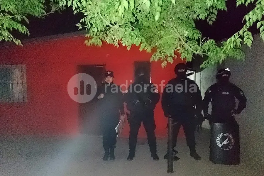 Le allanaron la casa y esperó a la policía con una escopeta amenazando con dispararles