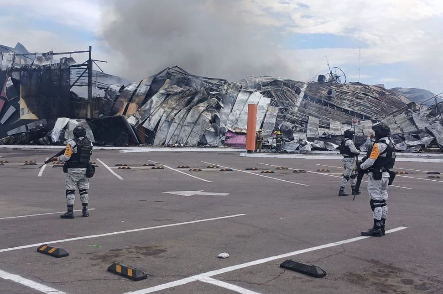 Un fuerte incendio que consumió el establecimiento de entretenimiento Air Jump Trampoline Park.