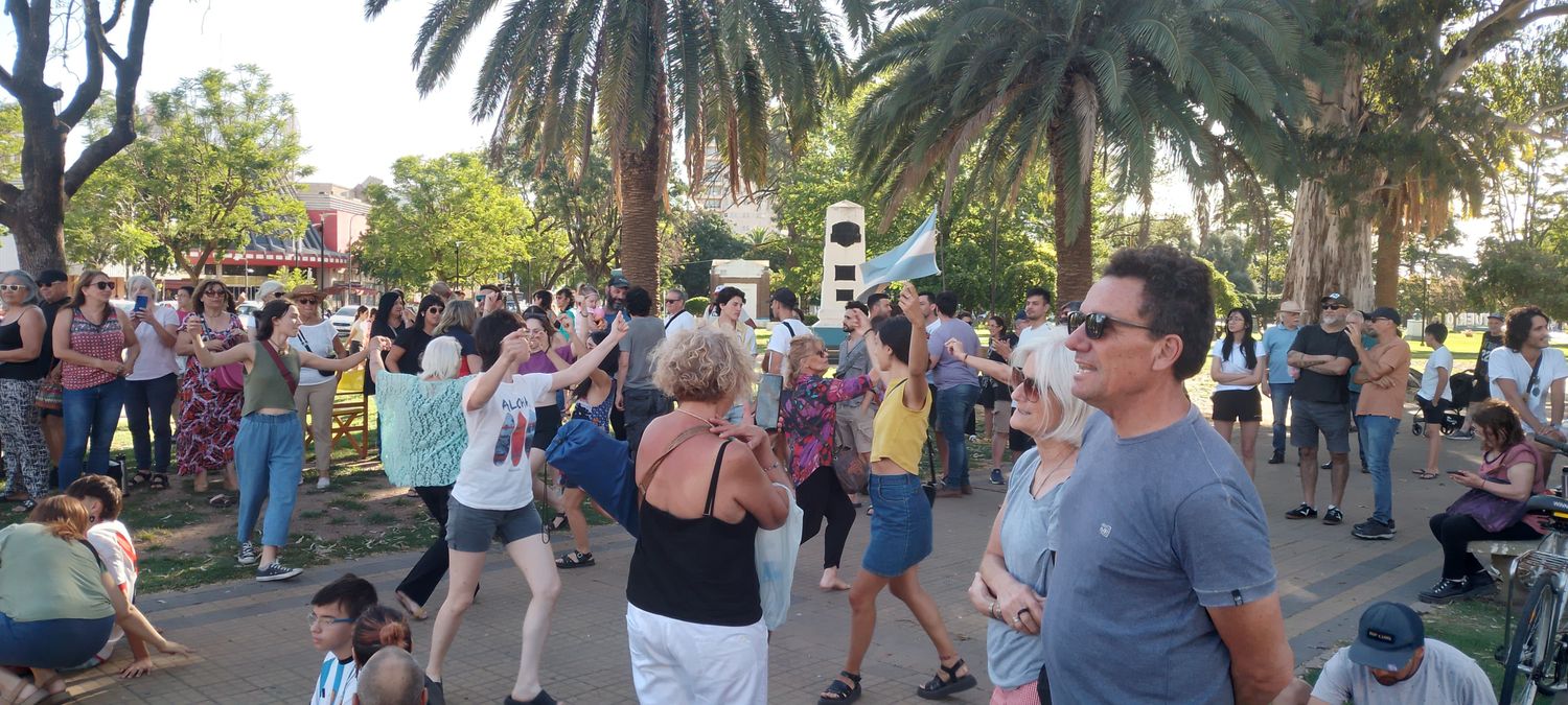 Importante presencia de hombres y mujeres de arte en la plaza San Martín.