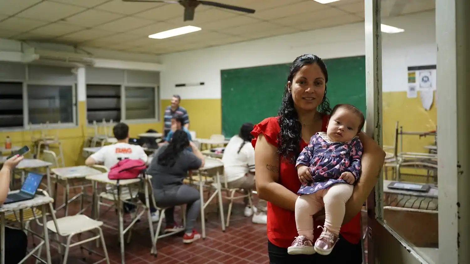 Mamá y abanderada. Marianela demostró gran compromiso en sus estudios.