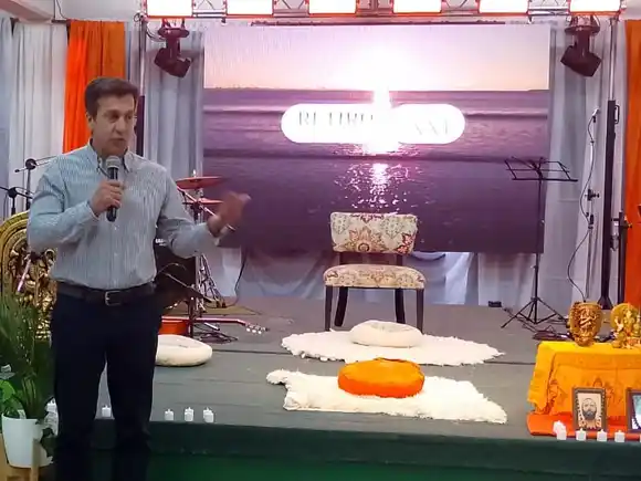 El intendente brindó la bienvenida en un masivo encuentro internacional de meditación