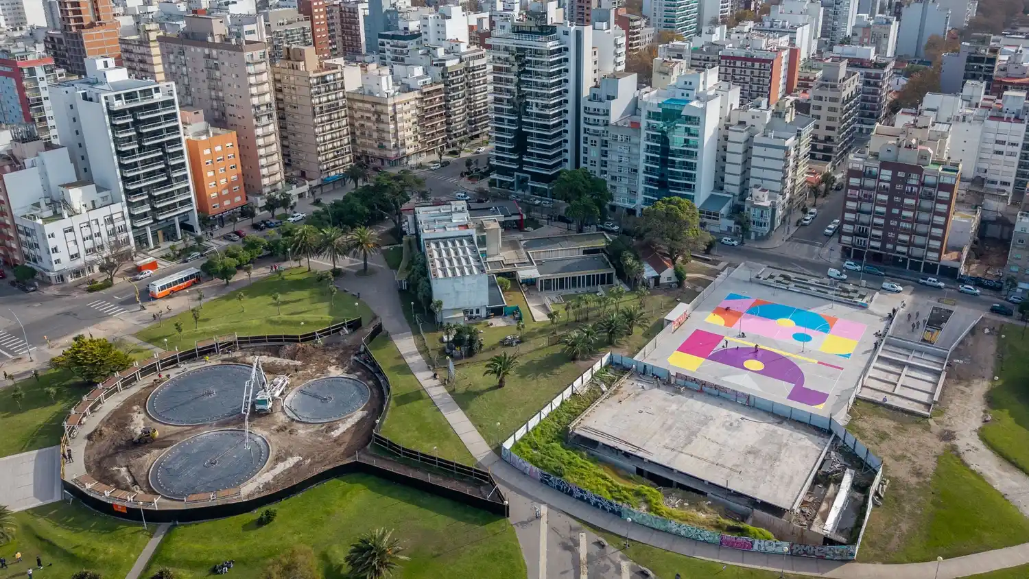 El proyecto es ejecutado por el Consorcio Complejo La Perla y la supervisión está a cargo de la Secretaría de Obras y Planeamiento Urbano.