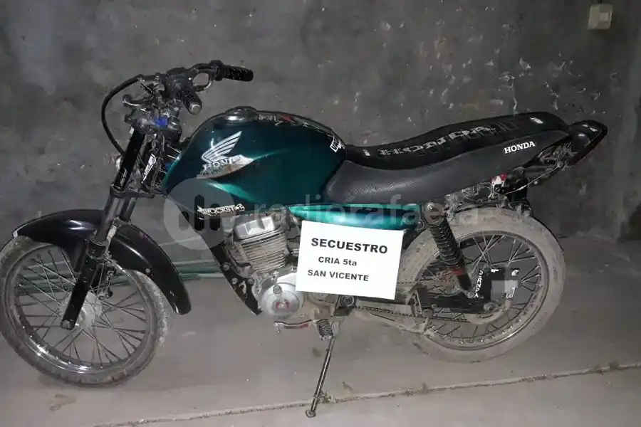 En moto y con sus partes íntimas al descubierto: será investigado por exhibiciones obscenas