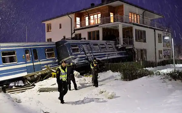 Robó un tren y lo chocó contra un edificio