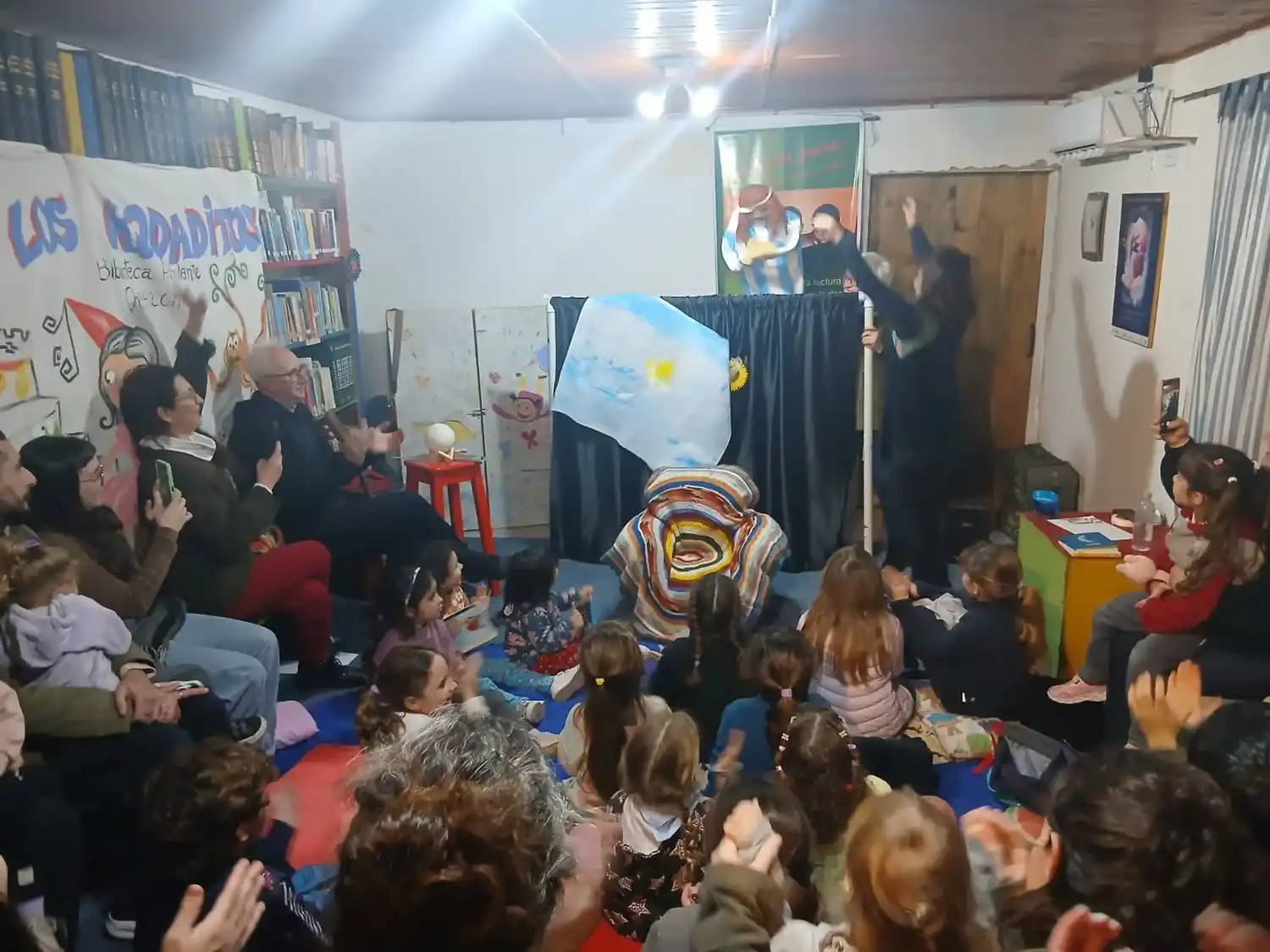 La Biblioteca Ambulante sembró magia y lectura en una nueva “Tardecita de cuentos”