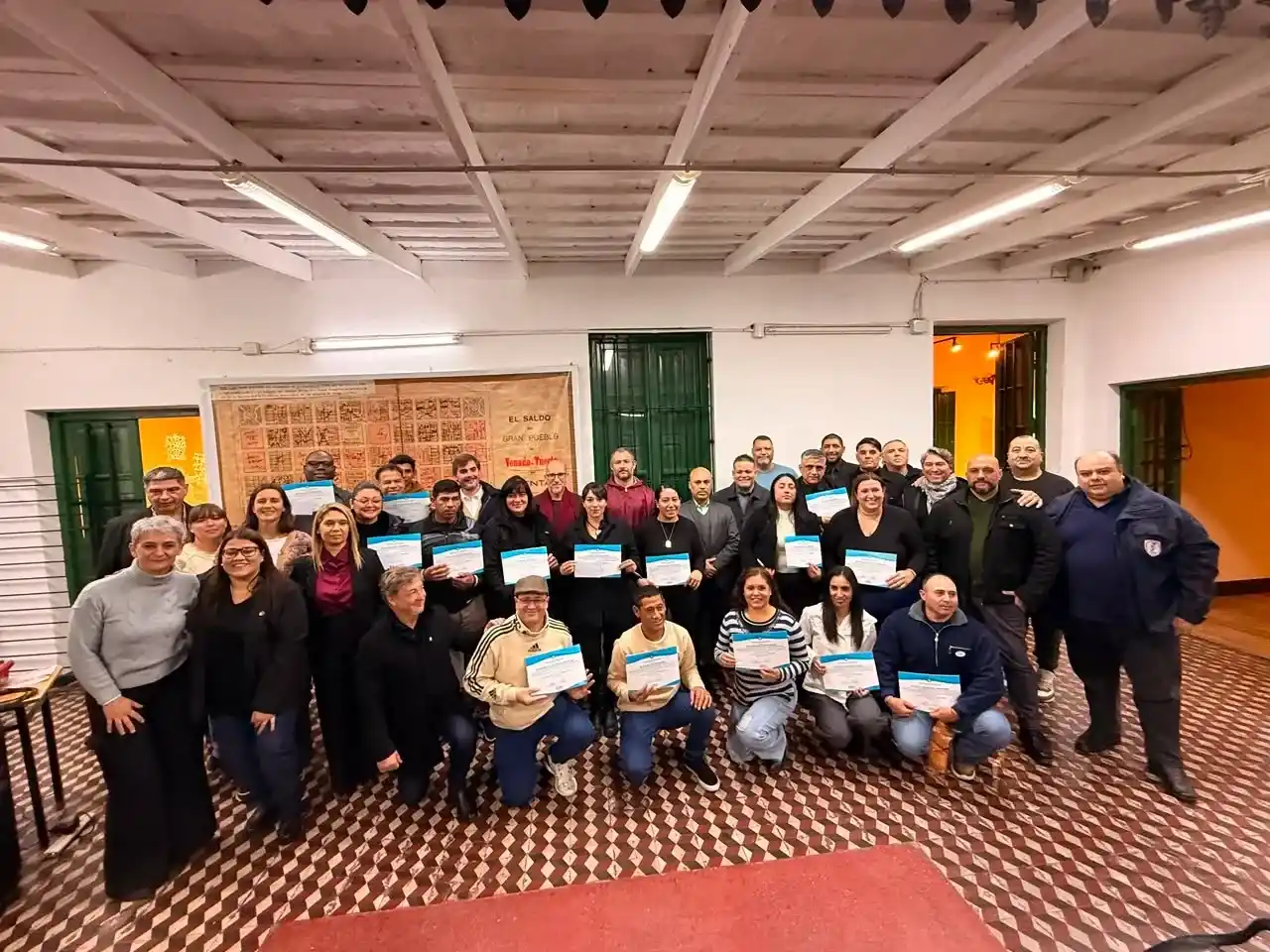 Cursantes y capacitadores luego del acto de entrega de certificados.