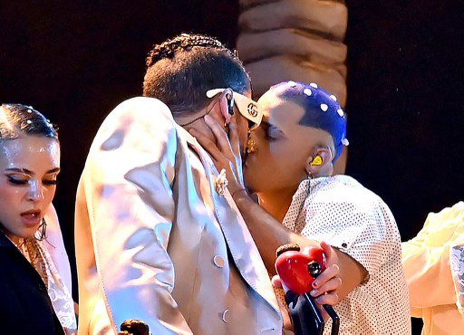 El beso que recibió Bad Bunny en pleno show. Foto AFP