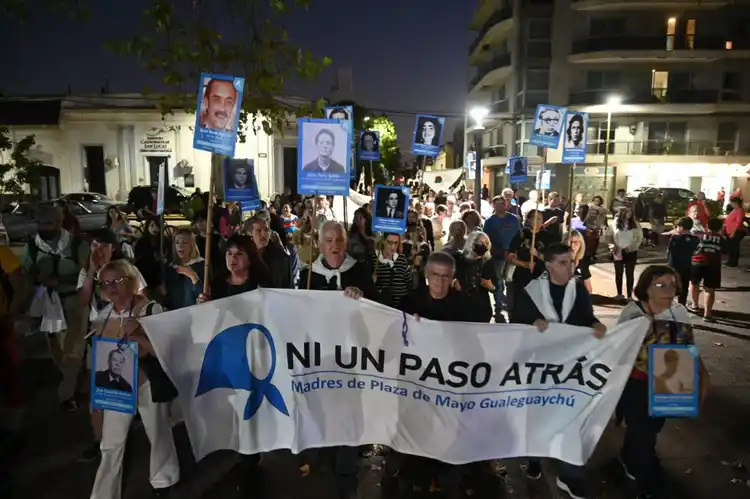 Una multitud marchó hasta la Plaza San Martín junto a las Madres de Plaza de Mayo y familiares de desaparecidos