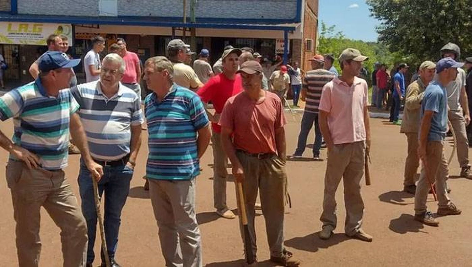 Vecinos frenaron una manifestación y corrieron a palazos a los piqueteros