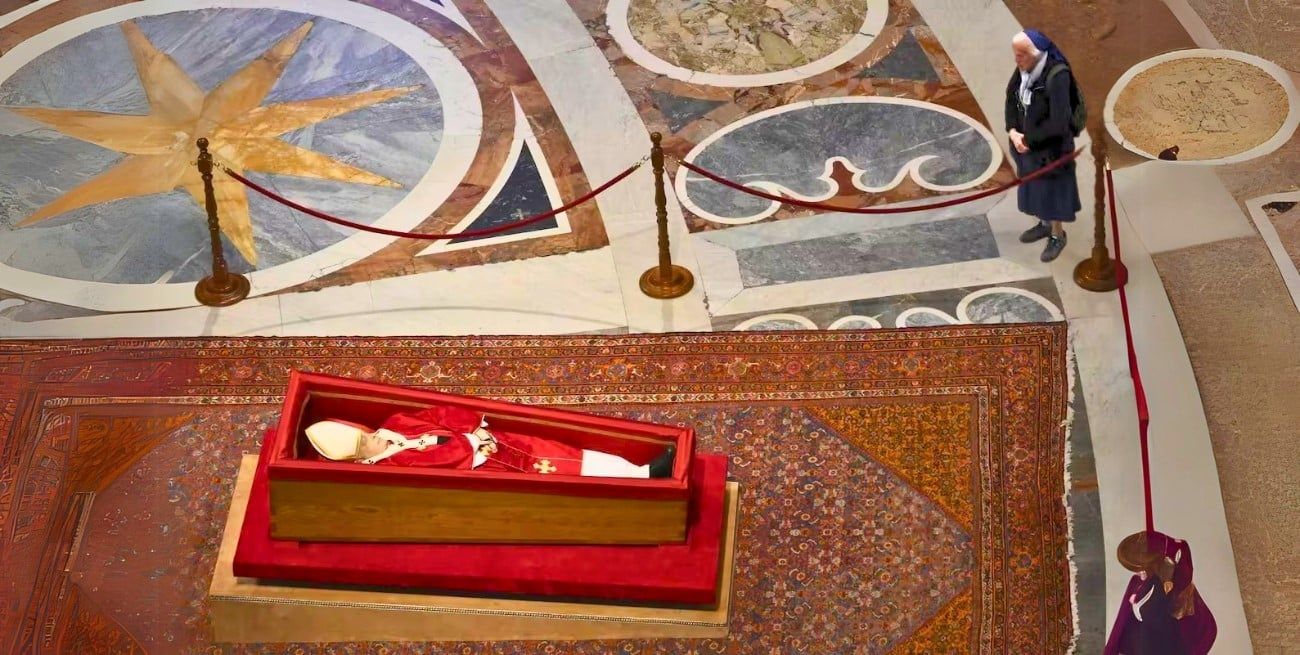 Mochila al hombro, Geneviève Jeanningros se detuvo frente al féretro de Francisco en la Basílica de San Pedro y rompió en llanto. Foto: Alessandro Di Meo - ANSA POOL.