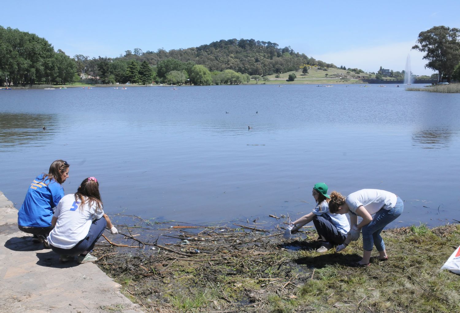 Llega la sexta jornada de limpieza del lago