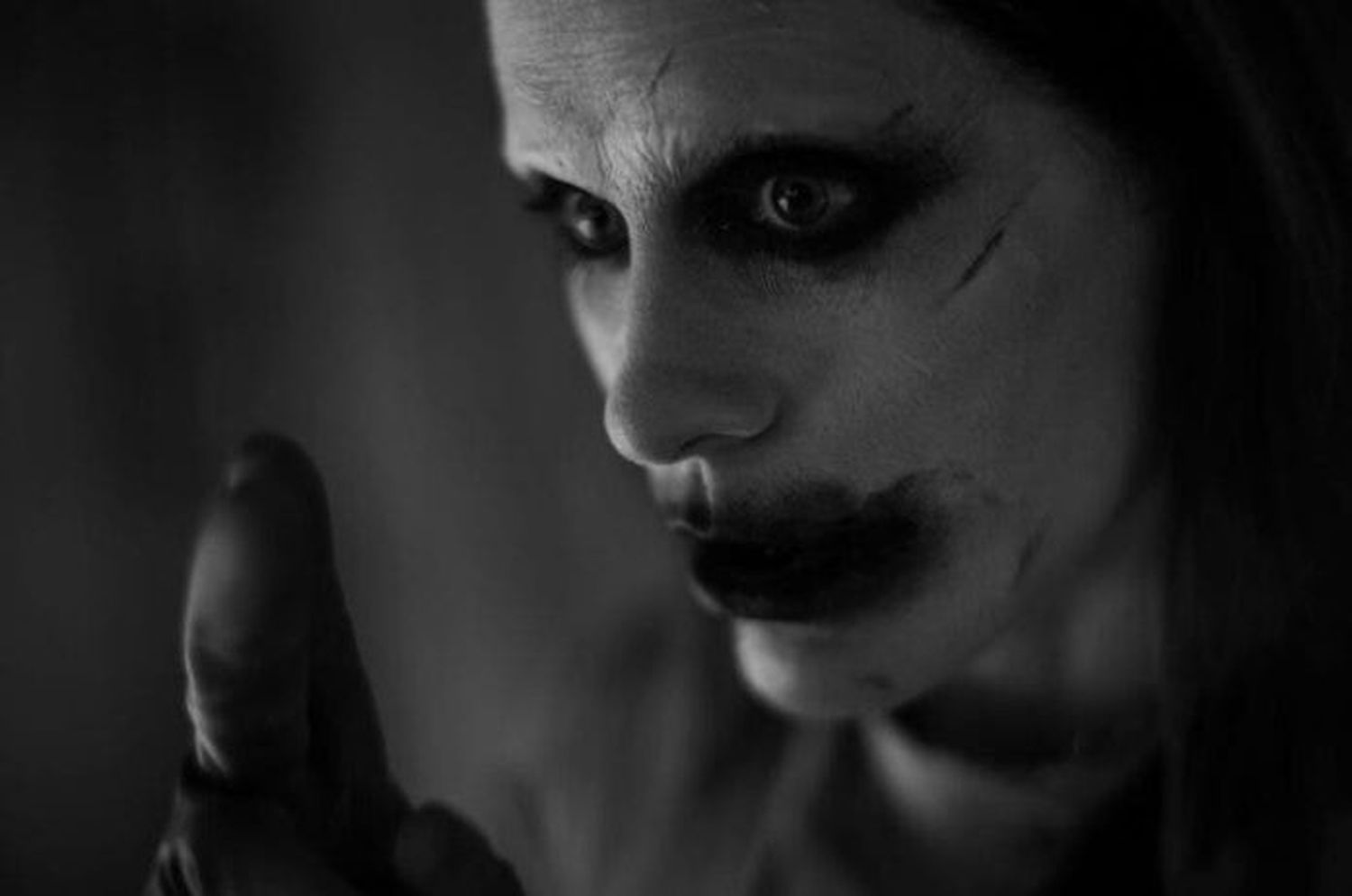 Milenio oscuro - El Joker, El mundo