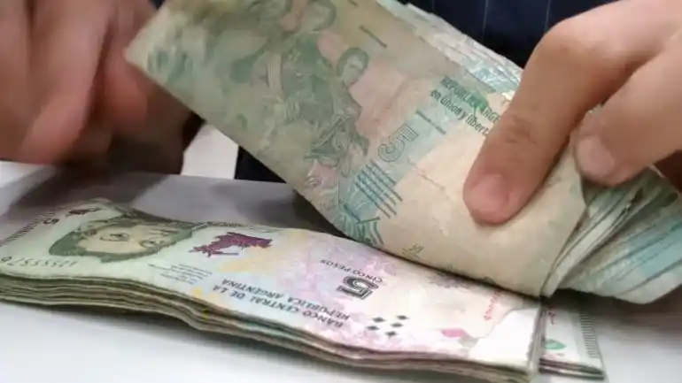 Cuenta regresiva para el billete de $5: ¿cuándo dejará de circular?