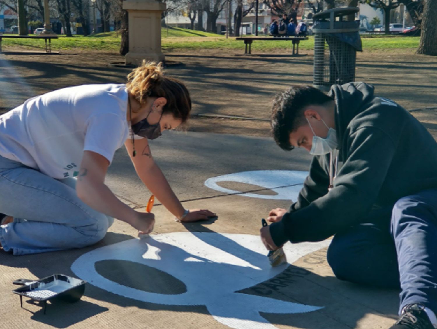 Trabajadores y universitarios restauran pañuelos en la Plaza Independencia