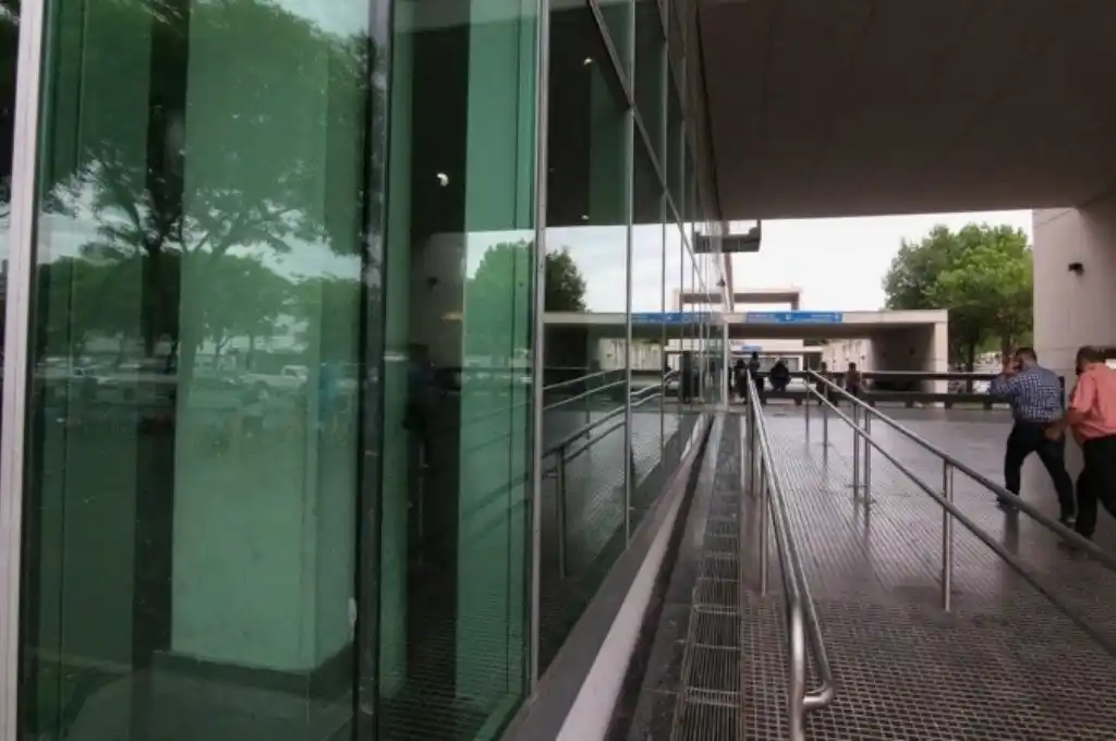 Dos delincuentes a caballo balearon a un muchacho para robarle el celular